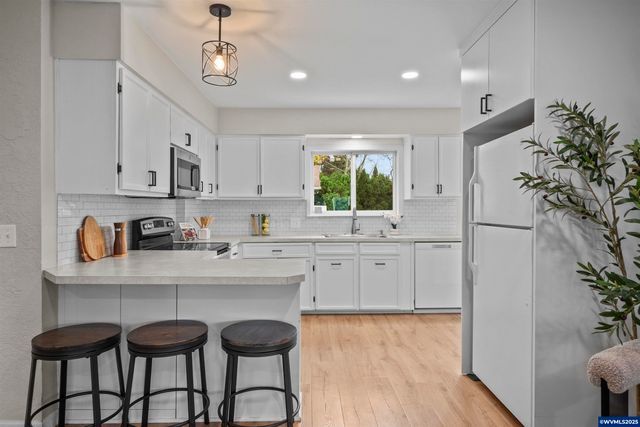 547 Fir St, Woodburn, OR 97071