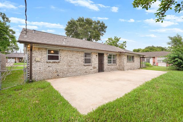 10014 Carlow Lane, La Porte, TX 77571