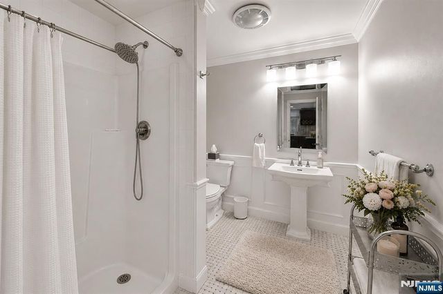 5 Gates Place, Wayne, NJ 07470