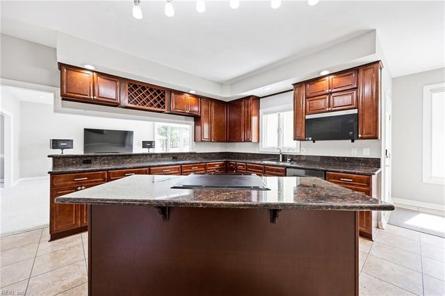 1207 Masters ROW, Chesapeake, VA 23320