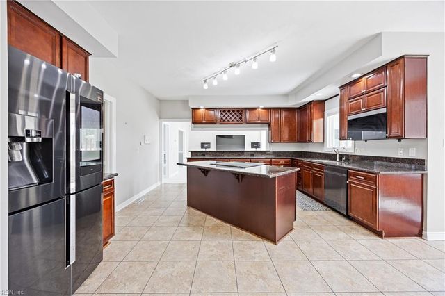 1207 Masters ROW, Chesapeake, VA 23320