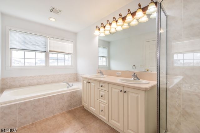 177 Brittany Ct, Clifton City, NJ 07013