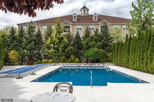 177 Brittany Ct, Clifton City, NJ 07013