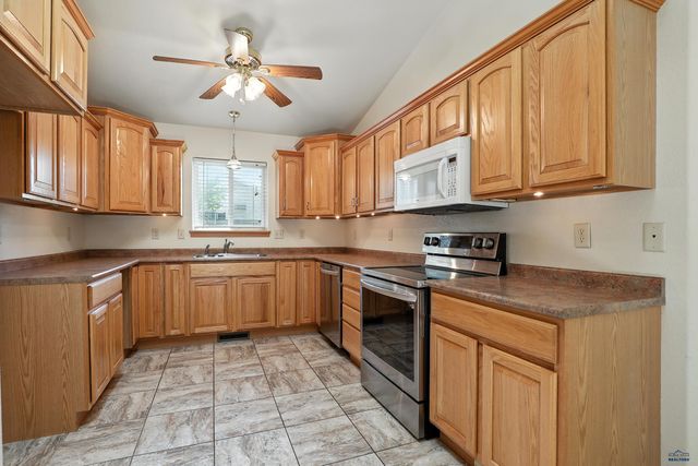 944 STAHL CT, Rapid City, SD 57701