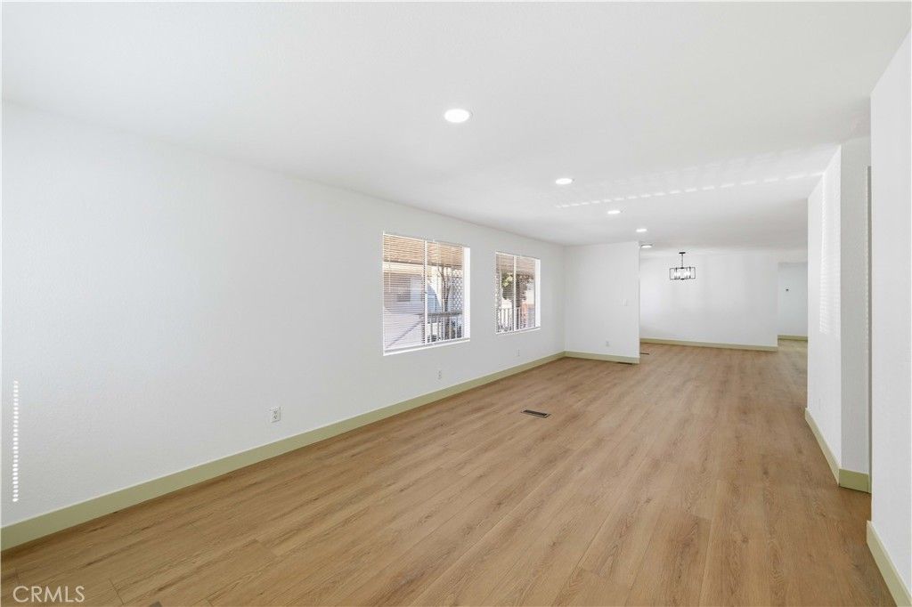 Image 4 of property listing at 4444 E R, Palmdale, CA 93552