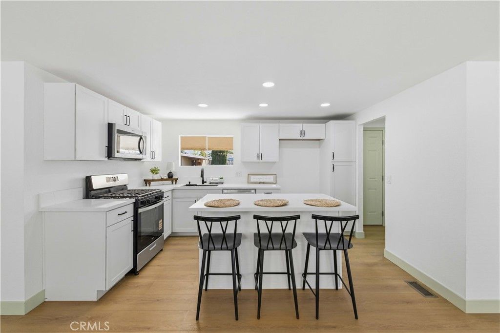 Image 6 of property listing at 4444 E R, Palmdale, CA 93552