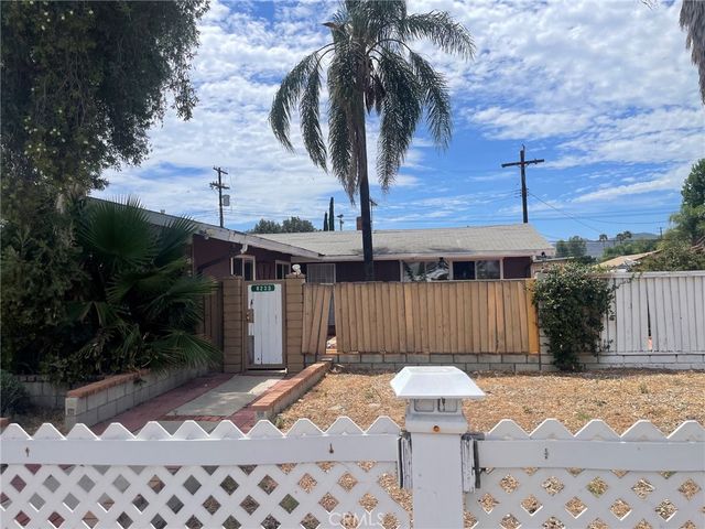 8233 Fallbrook Avenue, West Hills, CA 91304