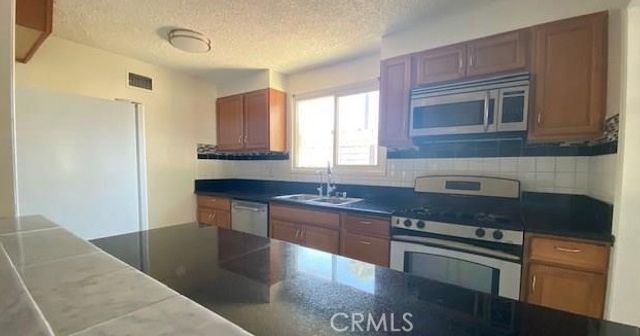 8233 Fallbrook Avenue, West Hills, CA 91304