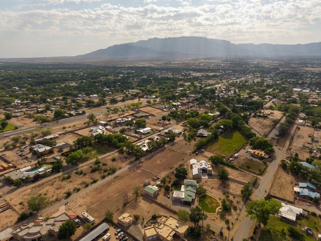 808 Camino Del Prado NW, Albuquerque, NM 87114