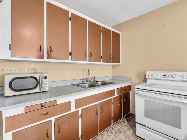 10 SW 72nd Ave, Miami, FL 33144