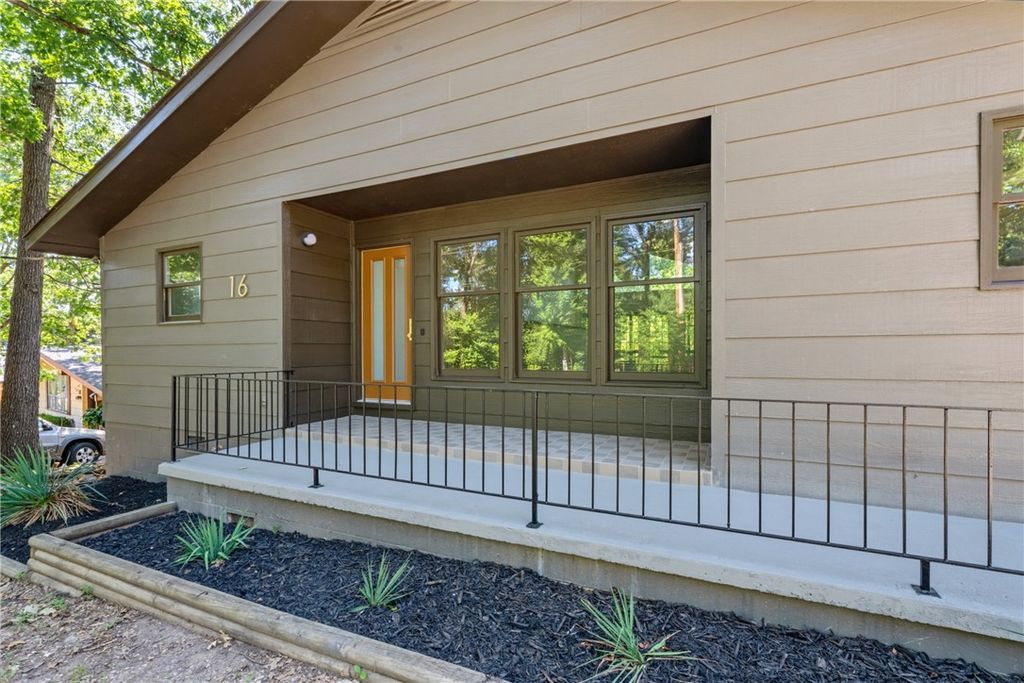 16 Stretford Drive, Bella Vista, AR 72714
