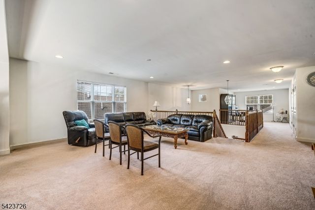 90 Schindler Ct, Franklin Twp., NJ 08873