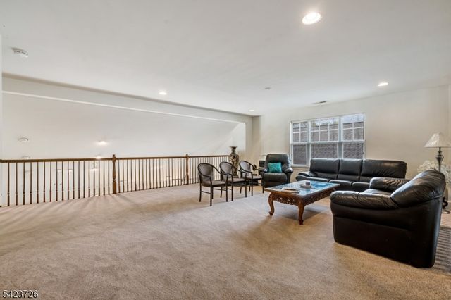 90 Schindler Ct, Franklin Twp., NJ 08873