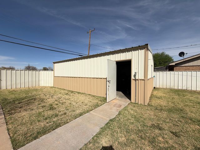 209 E 4th Street, Denver City, TX 79323