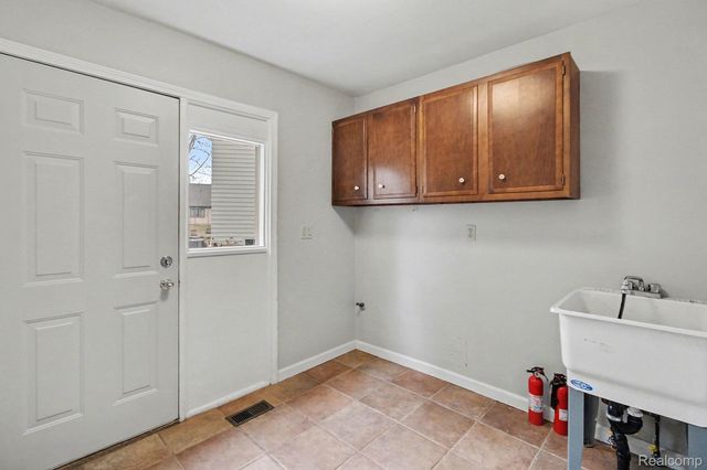 2280 Geyer Court, Orion Charter Township, MI 48360