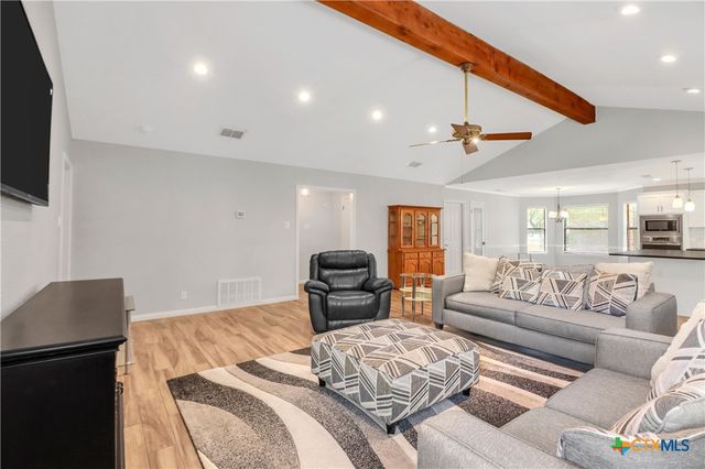 146 Twin Oak Road, Seguin, TX 78155