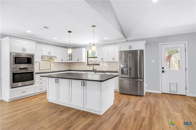 146 Twin Oak Road, Seguin, TX 78155