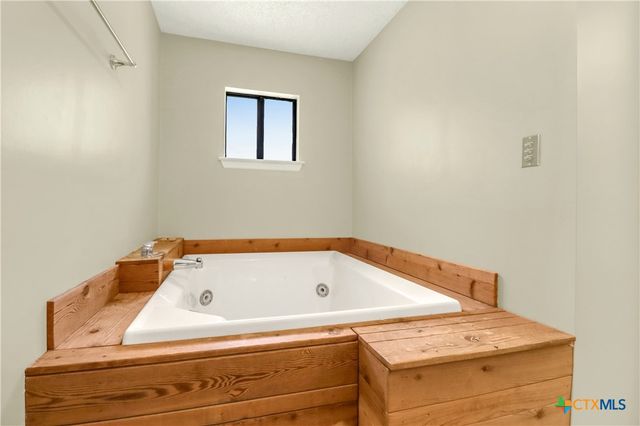 146 Twin Oak Road, Seguin, TX 78155