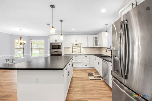 146 Twin Oak Road, Seguin, TX 78155