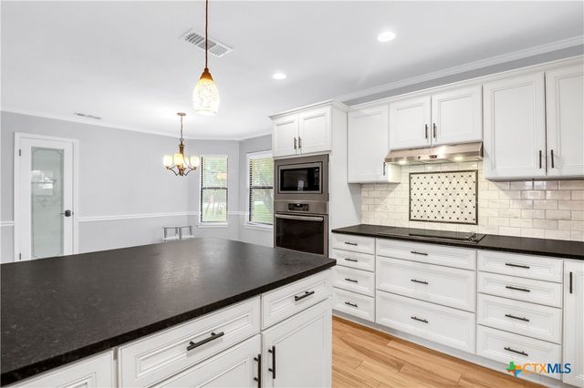146 Twin Oak Road, Seguin, TX 78155