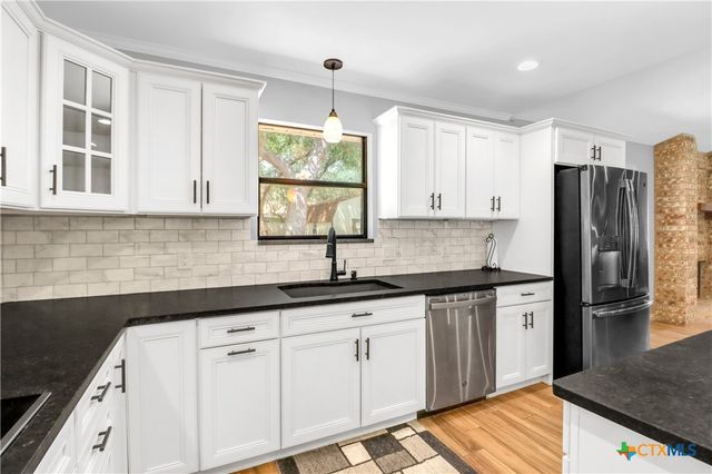146 Twin Oak Road, Seguin, TX 78155
