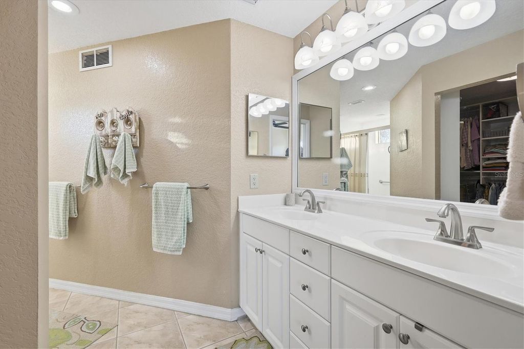 Image 23 of property listing at 7518 MARSH ORCHID CIRCLE 9-202, Bradenton, FL 34203