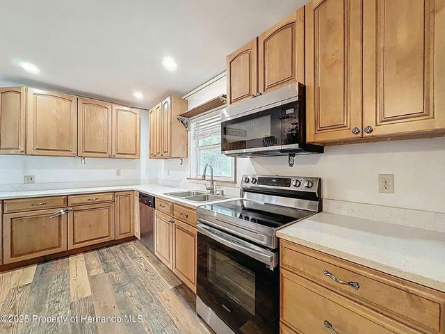 9421 Sunshine Grove Road, Brooksville, FL 34613