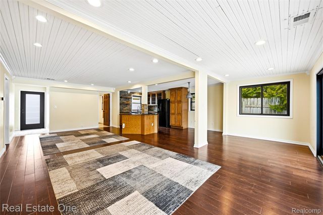 10428 King Road, Springfield Charter Township, MI 48350