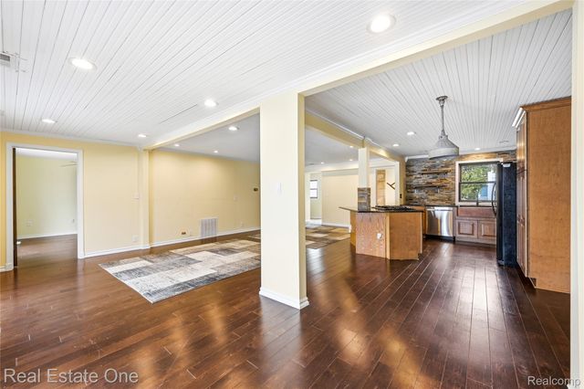 10428 King Road, Springfield Charter Township, MI 48350