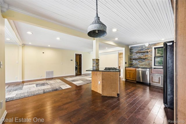 10428 King Road, Springfield Charter Township, MI 48350