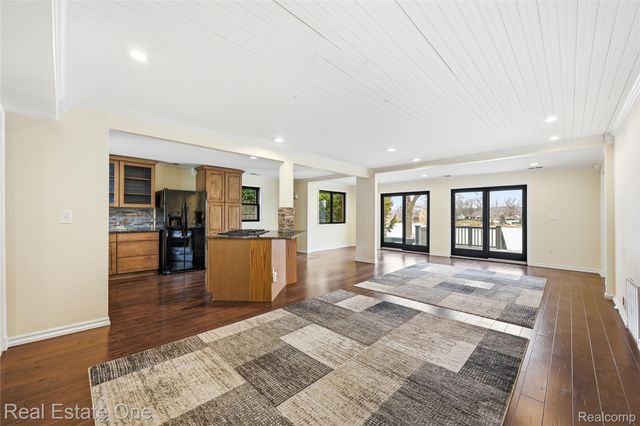 10428 King Road, Springfield Charter Township, MI 48350