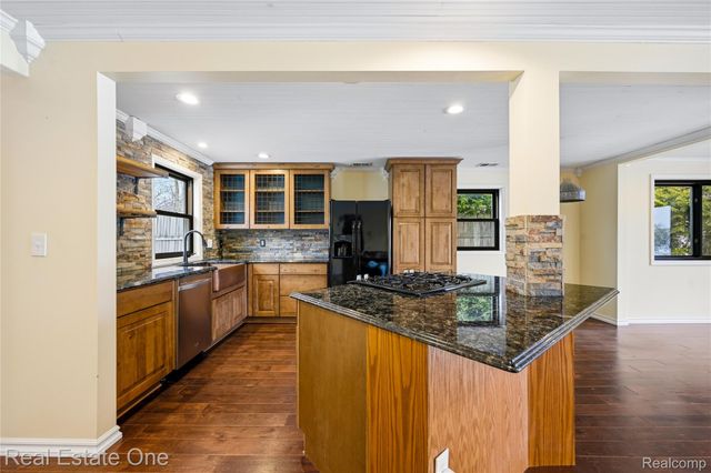 10428 King Road, Springfield Charter Township, MI 48350