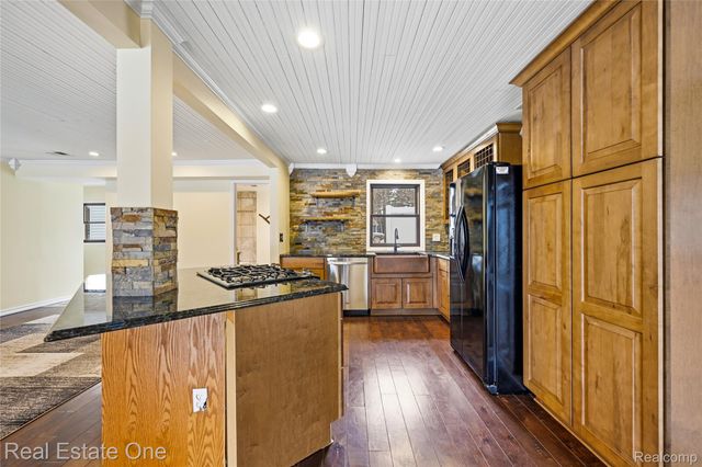 10428 King Road, Springfield Charter Township, MI 48350