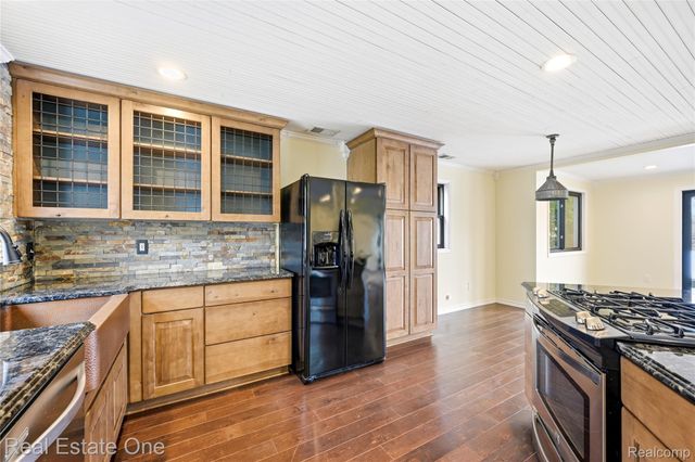 10428 King Road, Springfield Charter Township, MI 48350