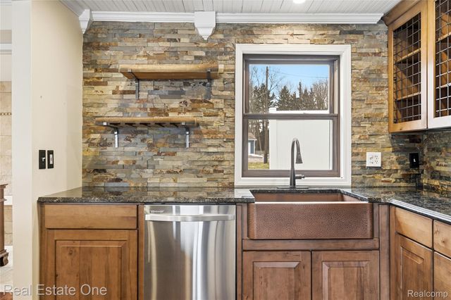 10428 King Road, Springfield Charter Township, MI 48350