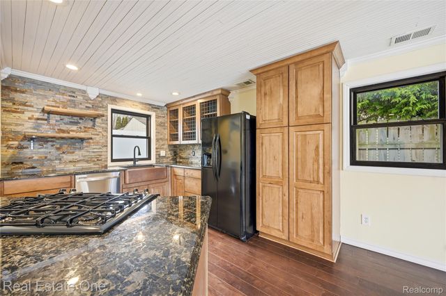 10428 King Road, Springfield Charter Township, MI 48350