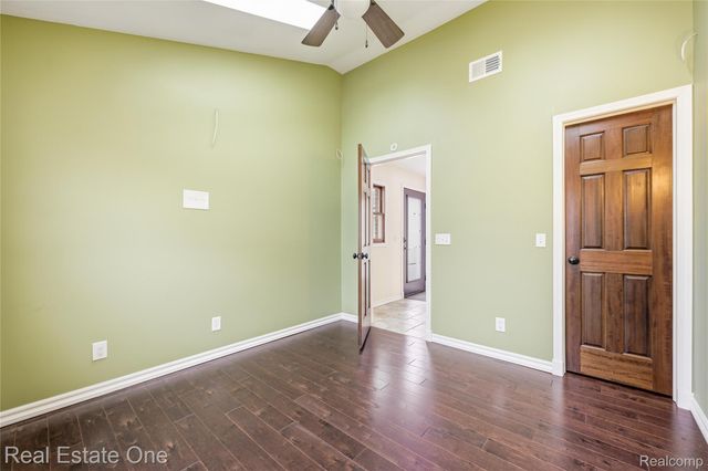 10428 King Road, Springfield Charter Township, MI 48350