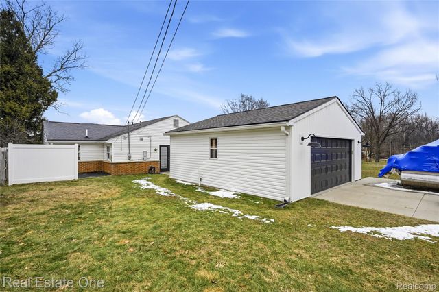 10428 King Road, Springfield Charter Township, MI 48350