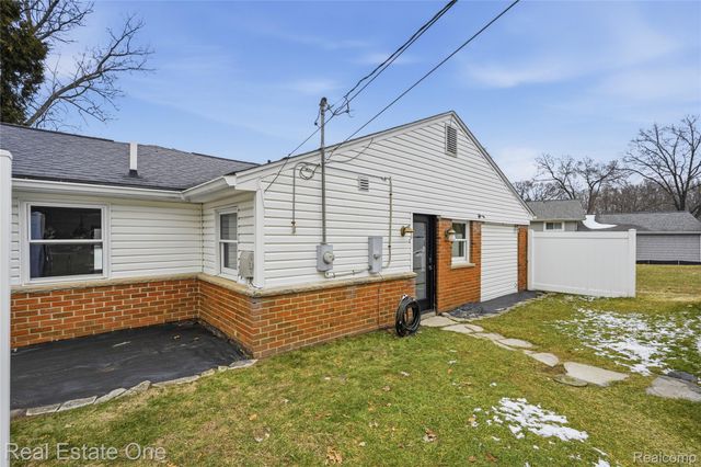 10428 King Road, Springfield Charter Township, MI 48350