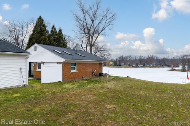10428 King Road, Springfield Charter Township, MI 48350