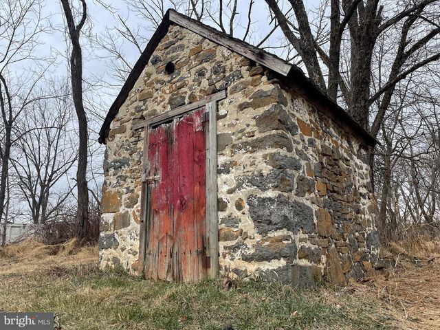1710 LOWER ROCKY DALE RD, Green Lane, PA 18054