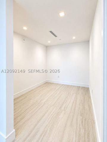 2411 LAGUNA CIR 1111, North Miami, FL 33181