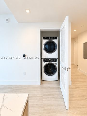 2411 LAGUNA CIR 1111, North Miami, FL 33181