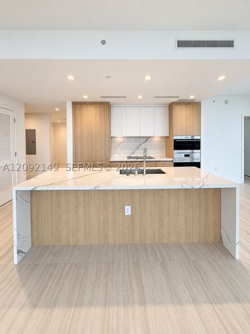 2411 LAGUNA CIR 1111, North Miami, FL 33181