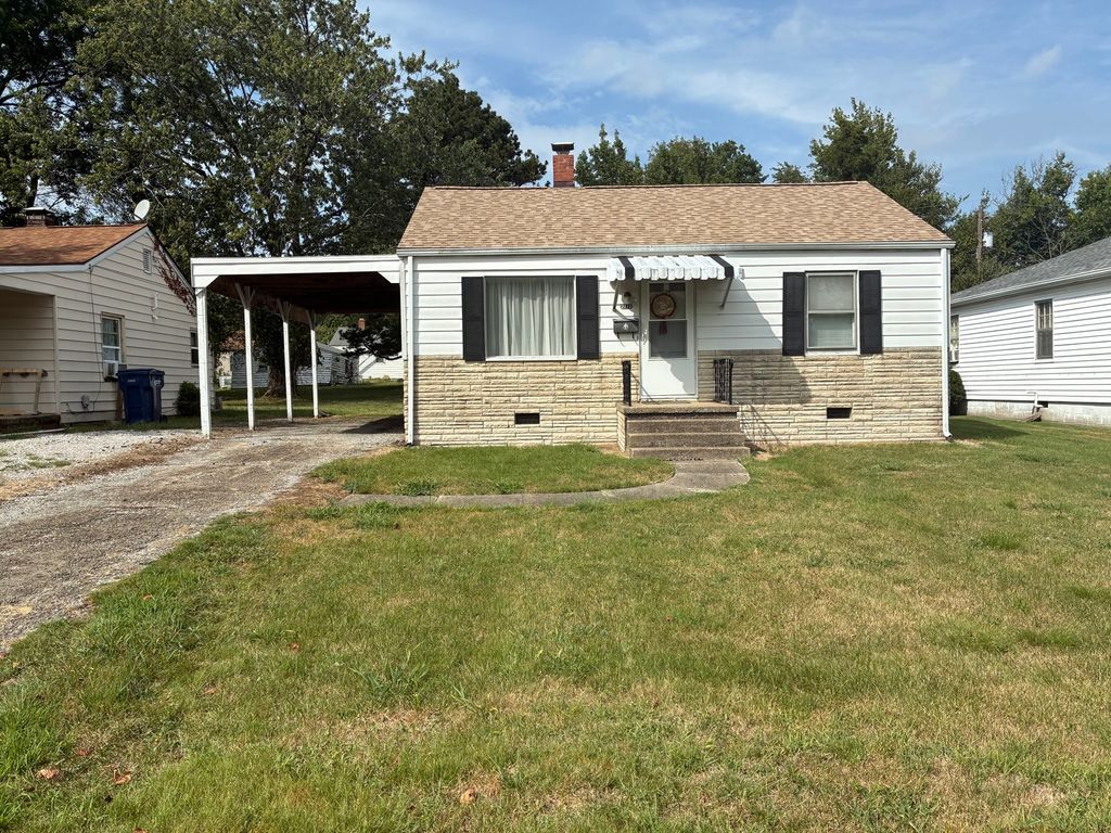Image 2 of property listing at 2712 Logan Street, Mt Vernon, IL 62864