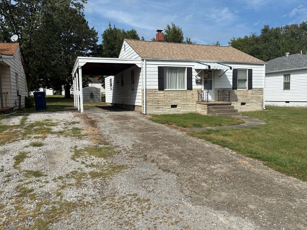 Image 3 of property listing at 2712 Logan Street, Mt Vernon, IL 62864