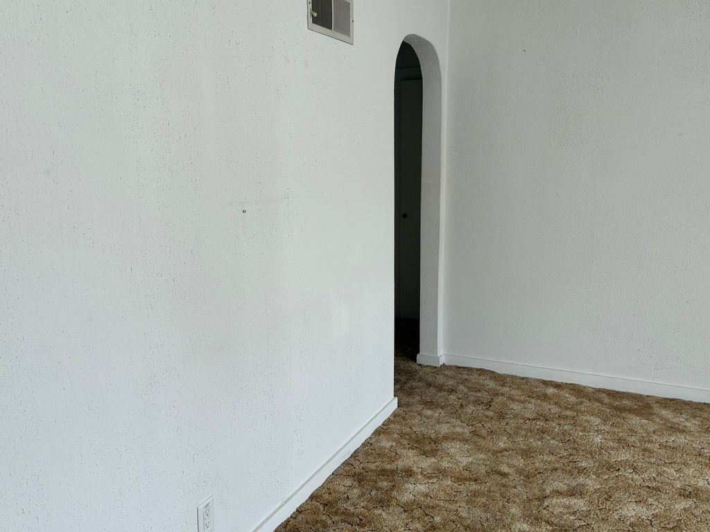 Image 5 of property listing at 2712 Logan Street, Mt Vernon, IL 62864