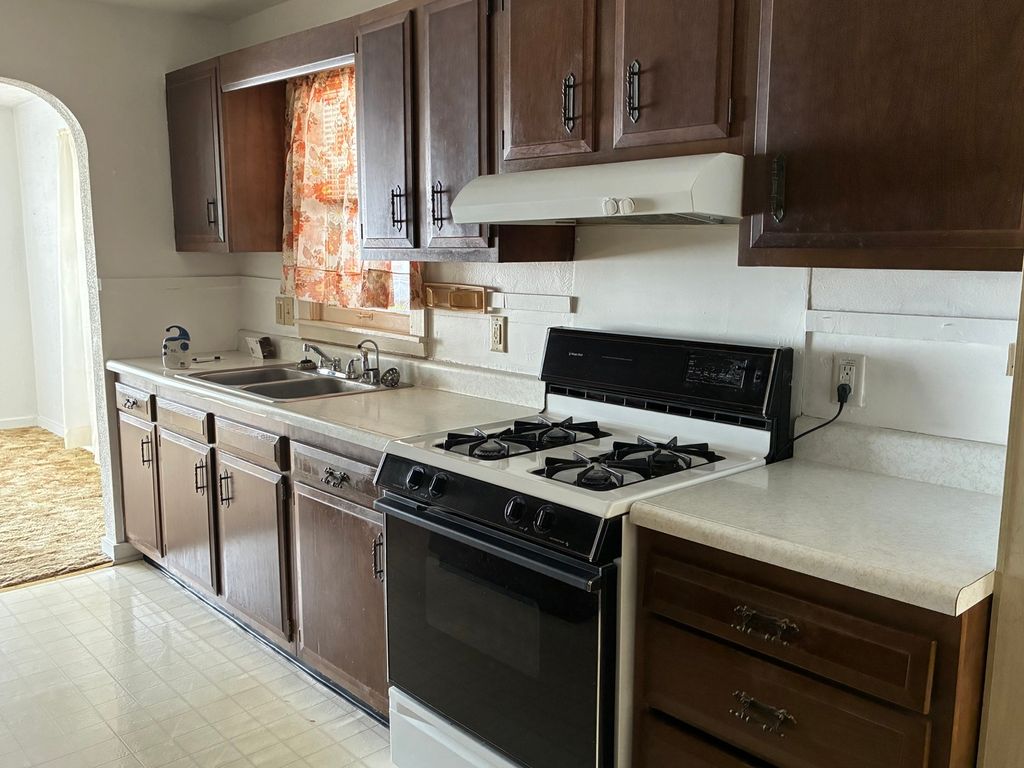 Image 6 of property listing at 2712 Logan Street, Mt Vernon, IL 62864