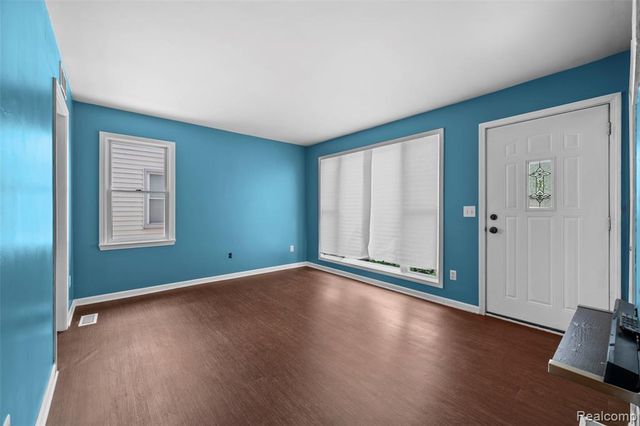 536 E Barrett Avenue, Madison Heights, MI 48071