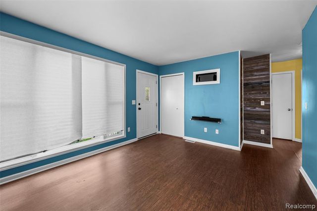 536 E Barrett Avenue, Madison Heights, MI 48071